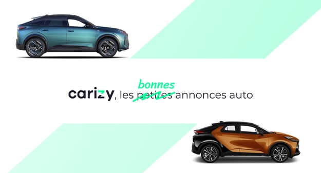 figurines en carton d'un arbre et d'une voiture sur de l'herbe